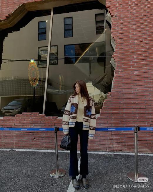 一店k （活性染工艺！）26早春新款！被狂夸的微喇牛仔裤！精致到每一个细节！原色牛仔配黄色明线撞色复古感拉满！版型无敌，上身时髦精即视感！九分微喇显得腿又细又长！梨形、小粗腿都能完美适配！闭眼冲！ 商品图5