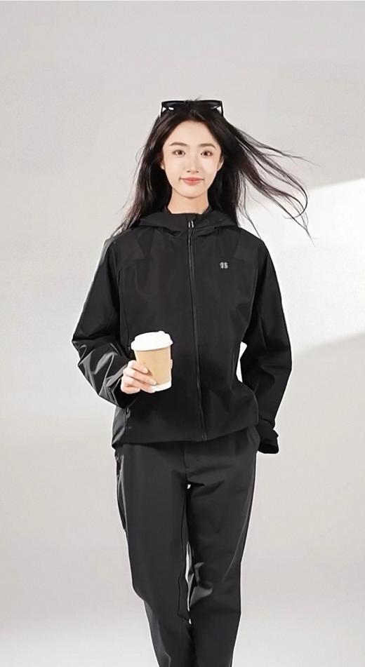 点此购买 可隆春秋季女士防风防泼水连帽冲锋衣 bk 341611 商品图6