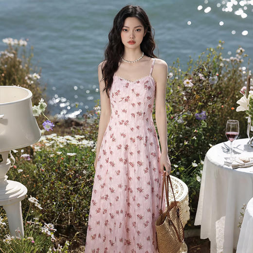 西遇粉色碎花吊带连衣裙女2026春季新款温柔风浪漫印花中长大摆裙E0060178 商品图3