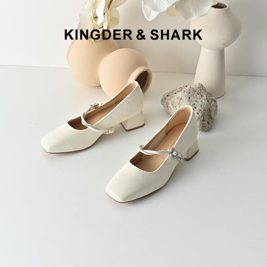 经典鲨2026年春专柜新品时尚方头4cm粗跟甜美花朵水钻单鞋女KW119-617011 商品图0