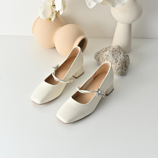 经典鲨2026年春专柜新品时尚方头4cm粗跟甜美花朵水钻单鞋女KW119-617011 商品图1