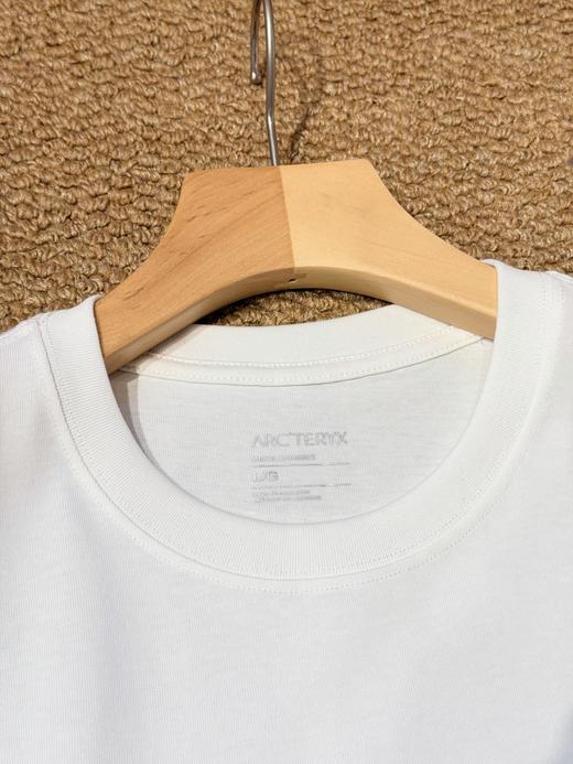 点此购买 始祖鸟Arc'word Logo春夏季男女款黑金字母印花圆领短袖T恤 ye 341645 商品图8