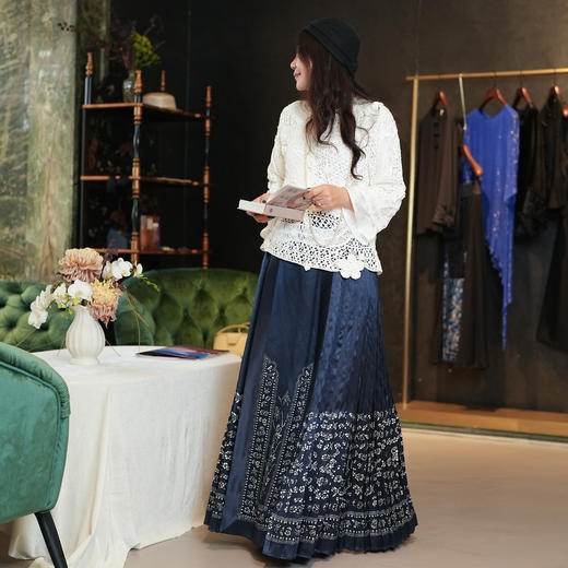 【林栖设计小店】 镜花水月|素皱缎手工鱼鳞褶2026夏新款花间栩蝶绣花改良马面裙1962066 商品图4