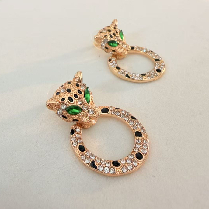 “女王属性”豹子耳钉