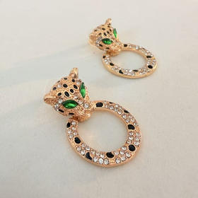 “女王属性”豹子耳钉