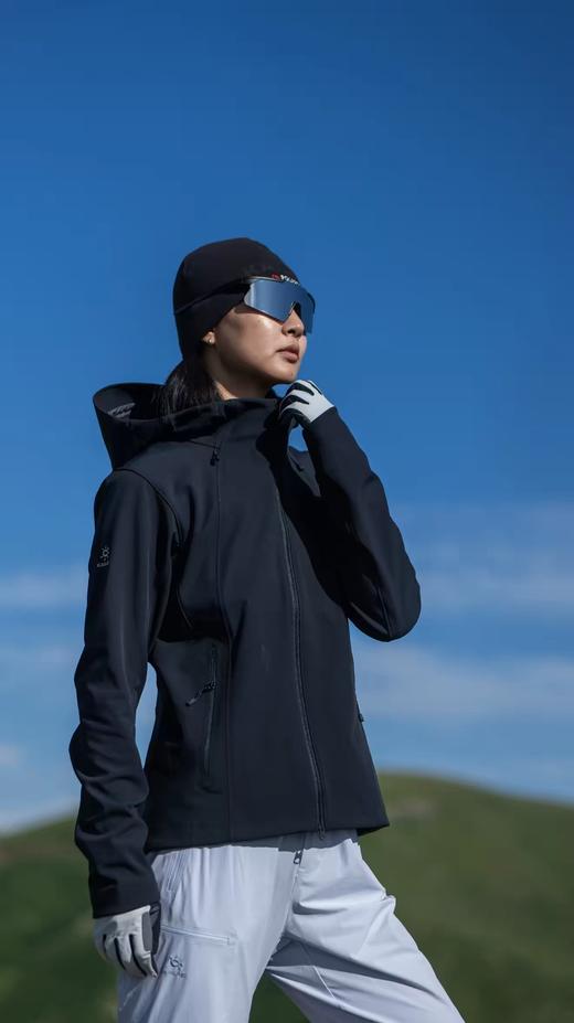 点此购买 凯乐石M8 IC-MAX春秋季女士户外连帽软壳衣外套 bk 341595 商品图9