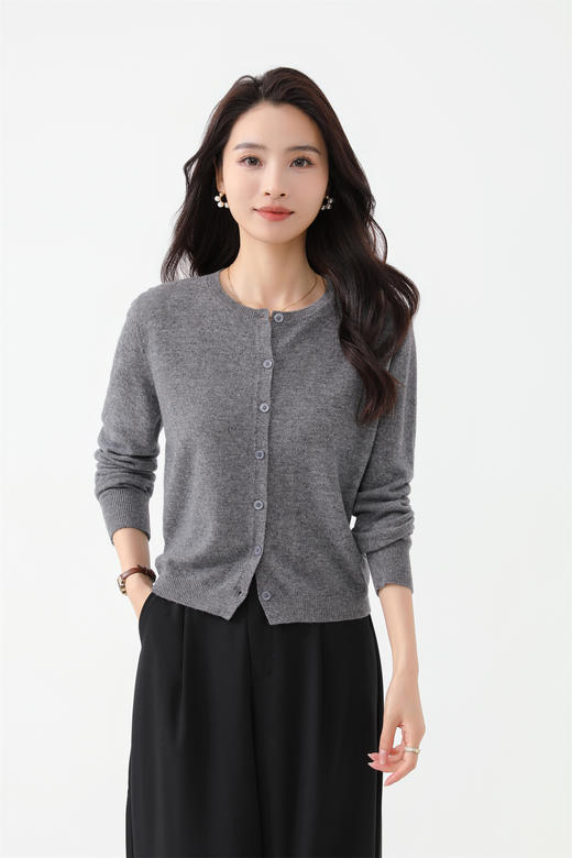 全羊毛圆领开衫 纤维细腻蓬松 轻盈不臃肿 经典版型 藏肉显瘦 微宽松剪裁  包容各种身材JZ2615 商品图5