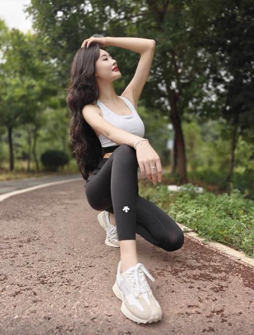 点此购买 迪桑特BODY FLEX系列女士运动紧身裤 bk 341631 商品图12