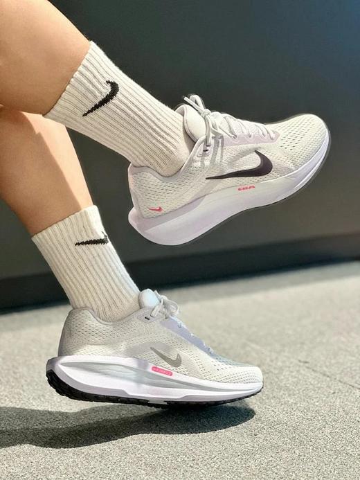 【假一罚三】💥温柔有“韧”力，说的就是这双Nike Winflo 11米红啦！ 👟轻盈到飞起，迈步就像踩了云。稳扎稳打的缓震，跑起来那叫一个安心～ 商品图1