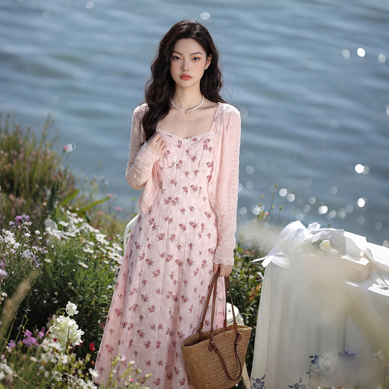 西遇年春季新款防晒百搭喇叭袖蕾丝拼接针织开衫+温柔风浪漫吊带碎花中长大摆连衣裙E0060179/E0060178