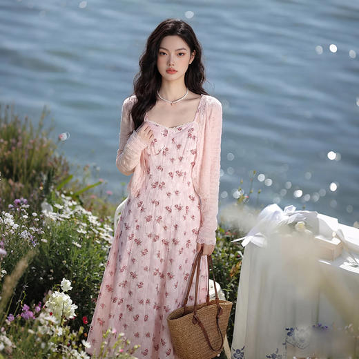 西遇年春季新款防晒百搭喇叭袖蕾丝拼接针织开衫+温柔风浪漫吊带碎花中长大摆连衣裙E0060179/E0060178 商品图0