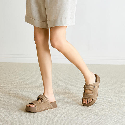 千百度豹纹厚底一字拖女2026夏季新款平底露趾海边沙滩增高凉拖鞋A26362223 商品图1