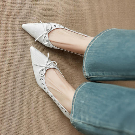 【预售5天】设计感小众铆钉浅口单鞋法式通勤蝴蝶结显瘦尖头小跟鞋DB&M6696 商品图1