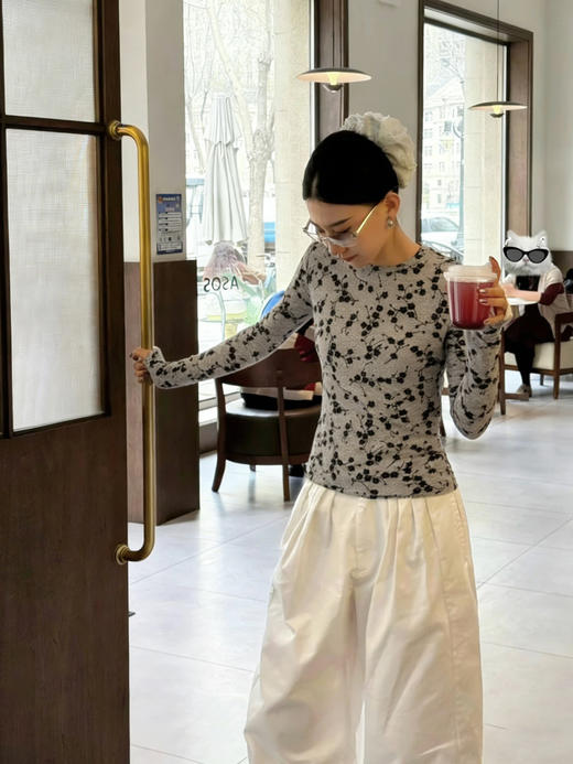 天猫同步【私藏尖货！】拉夏贝尔/La Chapelle复古文艺植绒碎花设计长袖T恤柔软圆领百搭长袖打底衫 商品图5