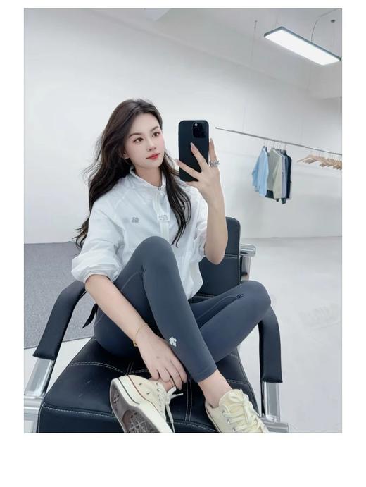 点此购买 迪桑特BODY FLEX系列女士运动紧身裤 bk 341631 商品图10