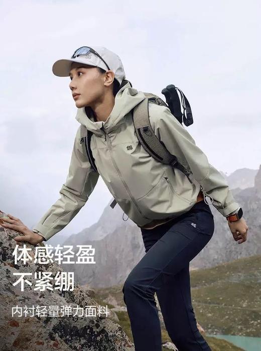 点此购买 可隆春秋季女士防风防泼水连帽冲锋衣 bk 341611 商品图4