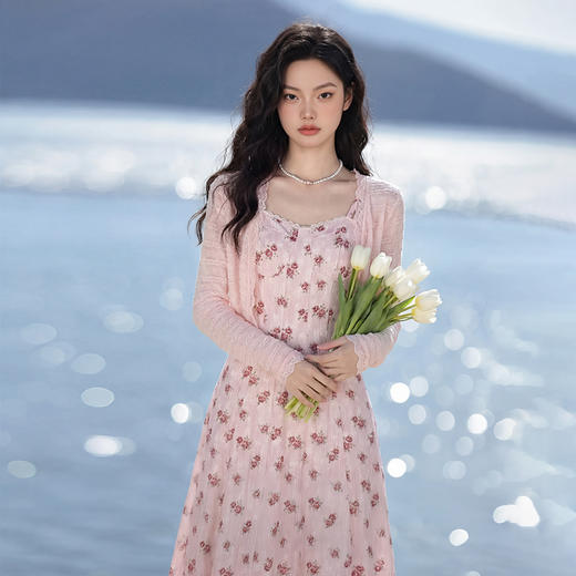 西遇年春季新款防晒百搭喇叭袖蕾丝拼接针织开衫+温柔风浪漫吊带碎花中长大摆连衣裙E0060179/E0060178 商品图4