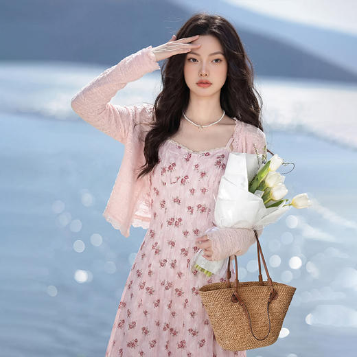 西遇年春季新款防晒百搭喇叭袖蕾丝拼接针织开衫+温柔风浪漫吊带碎花中长大摆连衣裙E0060179/E0060178 商品图3