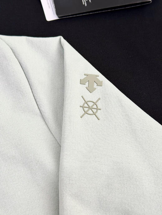 原单正品迪桑特 BLANC|ALLTERRAIN系列男士无缝长袖套头上衣，
颜色：黑色 绿色
尺码：m l xl xxl 商品图4