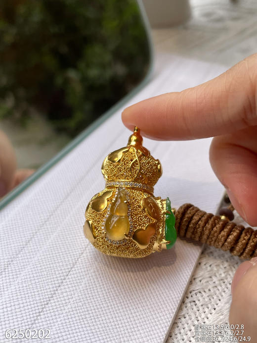 6250202，高冰木纳阳艳绿葫芦吊坠。具体价格微信咨询 商品图5