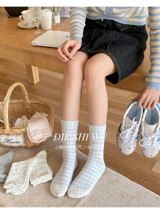 到手8️⃣双‼️19.9元❗️【蝶时舞 新款春夏氧气感中筒袜】好看又好穿，绝美‼️ 闭眼入💥 ✅️亲肤透气，卷边不勒腿还显瘦 搭什么都好看🌸性价比拉满  商品图0