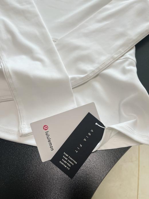 点此购买 露露春秋季女士下摆微喇半高领长袖T恤 ss 341800 商品图8