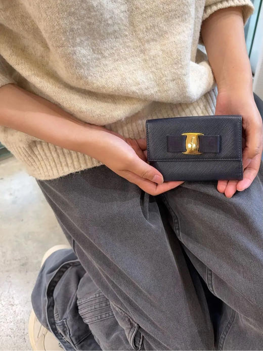 菲拉格慕 蓝金 十字纹牛皮  蝴蝶结 钱包 商品图2