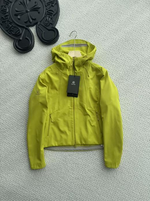 点此购买 凯乐石M8 IC春秋季女士短廓型连帽软壳薄绒防风户外徒步外套 zc 341803 商品图2