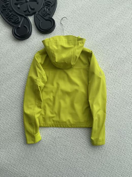 点此购买 凯乐石M8 IC春秋季女士短廓型连帽软壳薄绒防风户外徒步外套 zc 341803 商品图3