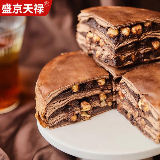 【一口满足❗️榛仁巧克力千层】多层薄脆酥皮与巧克力奶油、榛仁交替叠加，咬开时酥皮碎裂、奶油绵密、榛仁香脆，三重口感层次分明，网红甜品下午茶巧克力爆浆千层蛋糕QQ 商品图1