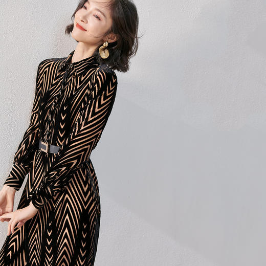 剩S/M/L 米思阳秋季新款复古气质植绒条纹中长裙宽松衬衫袖连衣裙0003 商品图1