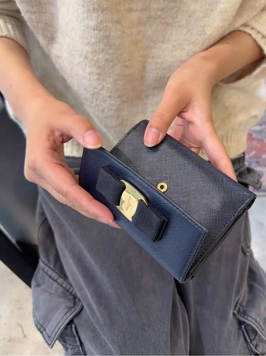 菲拉格慕 蓝金 十字纹牛皮  蝴蝶结 钱包 商品图3