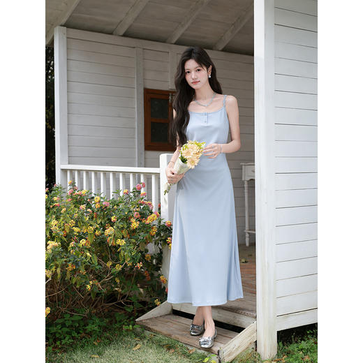 鹿向南「汀兰水色」法式气质吊带连衣裙女夏新款收腰显瘦蓝色长裙 商品图3