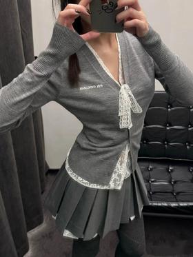 一店k Ann女孩👧🏻就这么水灵灵的美上了！开春绝美上衣！氛围感作弊神器！把学院感和甜妹气织进羊毛纤维里！谁穿谁好看系列～小香风假两件绵羊毛蕾丝针织开衫