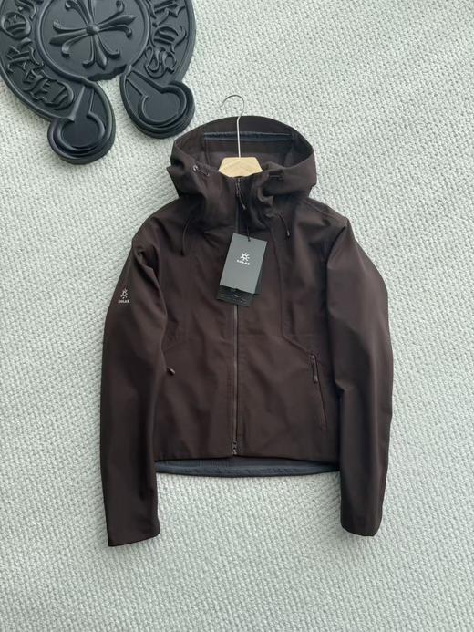 点此购买 凯乐石M8 IC春秋季女士短廓型连帽软壳薄绒防风户外徒步外套 zc 341803 商品图4