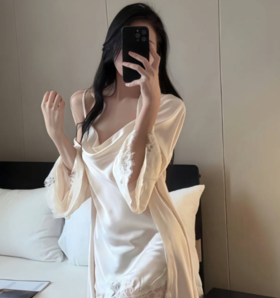 【手段了得的法式斩男睡裙】蕾丝细腻 双层隐形胸垫 柔光软丝吊带睡裙/套装