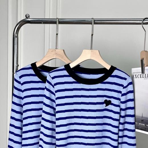 F031003显白蔚蓝早春新款时髦撞色条纹爱心刺绣舒适针织衫上衣 商品图1