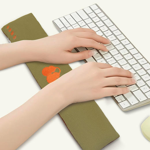 【会“按摩”的❗️护腕键盘垫🔥艾草鼠标垫套装】人体工学设计，垫高手腕高度，决明子/赤小豆颗粒感更具流动性，时时摩擦按摩，手枕键盘鼠标垫夏季鼠标垫护腕手托垫L 商品图1