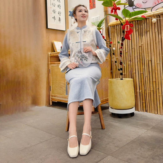 经典鲨2026年春专柜新品复古方头纯色气质中粗跟浅口单鞋女KW89-617031 商品图3