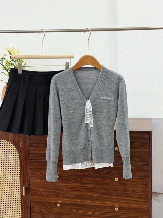 一店k Ann女孩👧🏻就这么水灵灵的美上了！开春绝美上衣！氛围感作弊神器！把学院感和甜妹气织进羊毛纤维里！谁穿谁好看系列～小香风假两件绵羊毛蕾丝针织开衫 商品图14