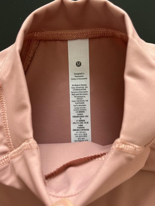 点此购买 露露春秋季女士下摆微喇半高领长袖T恤 ss 341800 商品图11