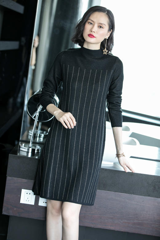 剩M/L 芳外秋季经典竖条纹显瘦针织连衣裙中长裙宽松舒适长袖连衣裙 商品图0