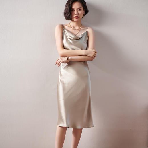 剩S/M/L 芳外春季新款荡领链条打底吊带裙性感修身显瘦醋酸连衣裙0145 商品图1