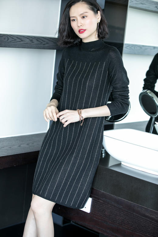 剩M/L 芳外秋季经典竖条纹显瘦针织连衣裙中长裙宽松舒适长袖连衣裙 商品图1