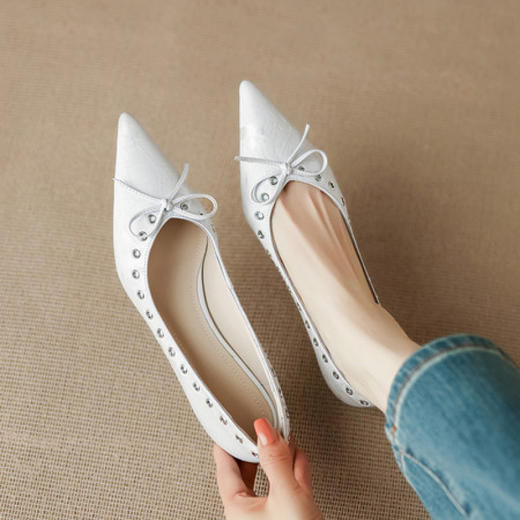 【预售5天】设计感小众铆钉浅口单鞋法式通勤蝴蝶结显瘦尖头小跟鞋DB&M6696 商品图3