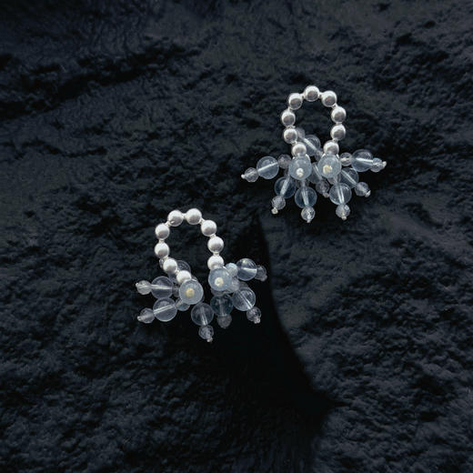 「深海之息」海蓝宝灰月光耳饰 | 总长约2.5cm 灰月光石耳环 游弋的精灵 to me 天然石饰品 商品图4