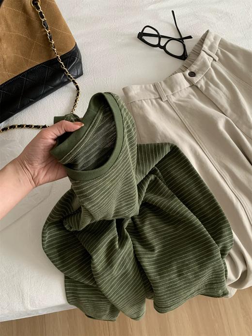 老米优品🎈3-5天。不费力的慵懒感！《🍃复古墨绿条纹宽松长袖tee》软糯垂坠，显瘦不挑人！T260310A 商品图4