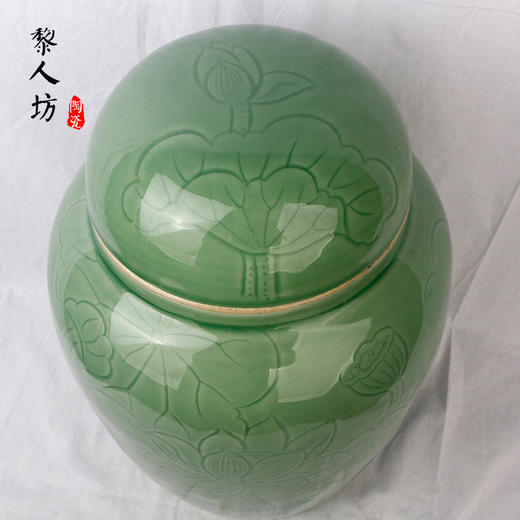 景德镇陶瓷骨灰罐 直身大口豆青荷花骨灰坛 商品图3