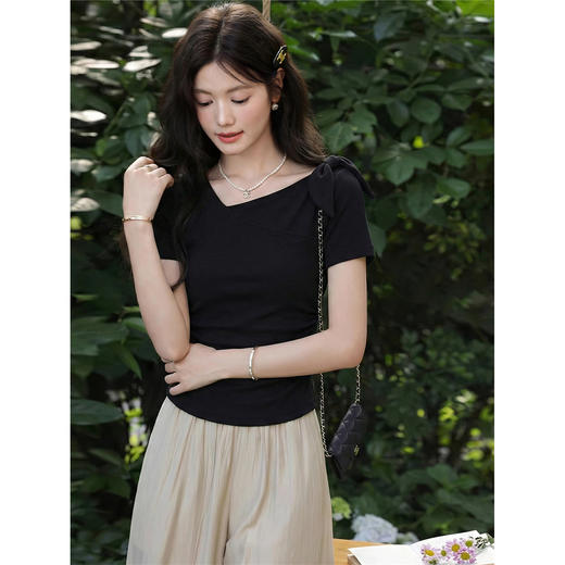 鹿向南「黑糖玛奇朵」黑色斜肩短袖t恤女夏新款小众修身短款上衣 商品图0