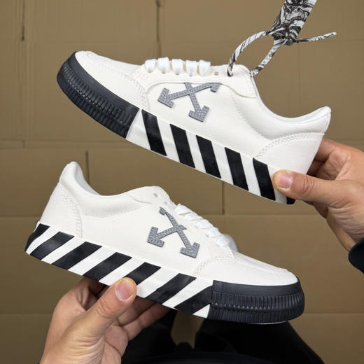 原单，OW低帮板鞋 帆布鞋系列 经典标识减速带设计 商品图1